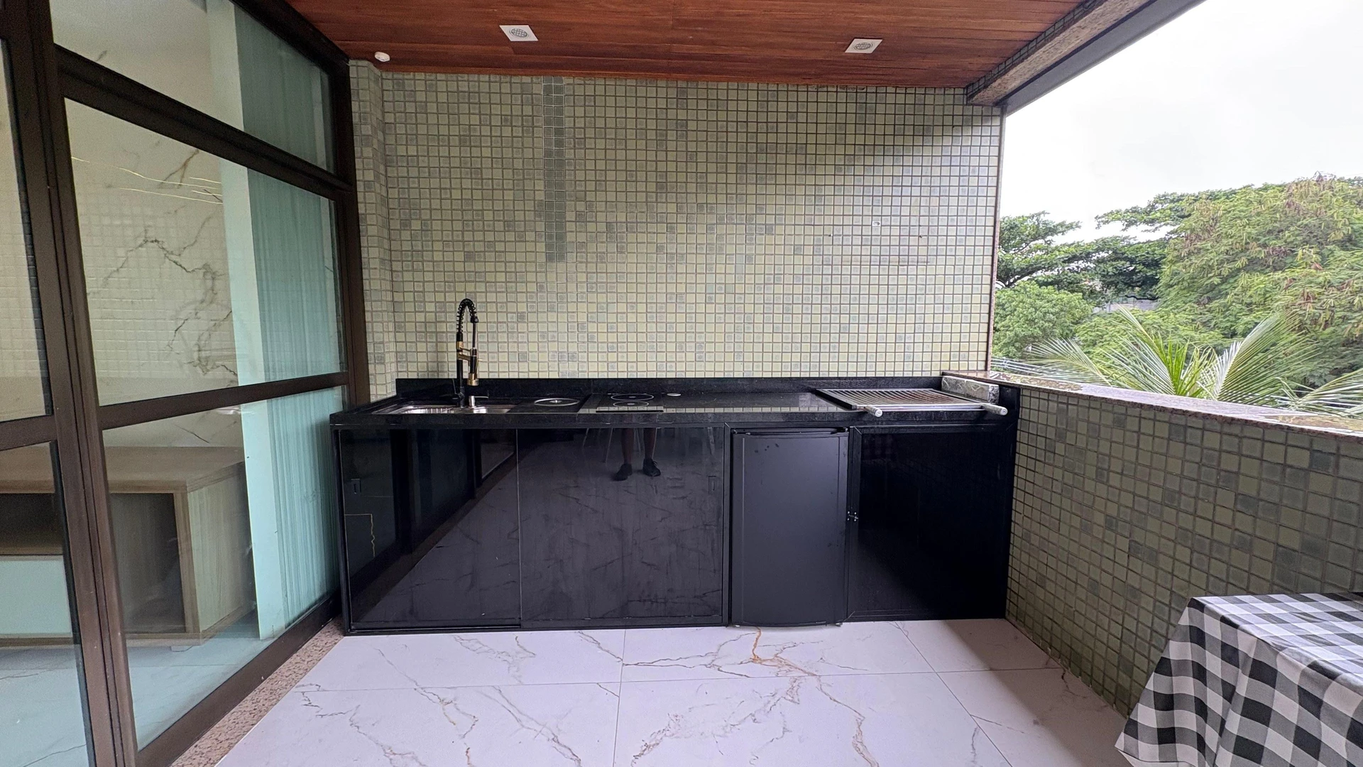 Glass-enclosed balcony in a 3-bedroom apartment, 120 m² — photo 29