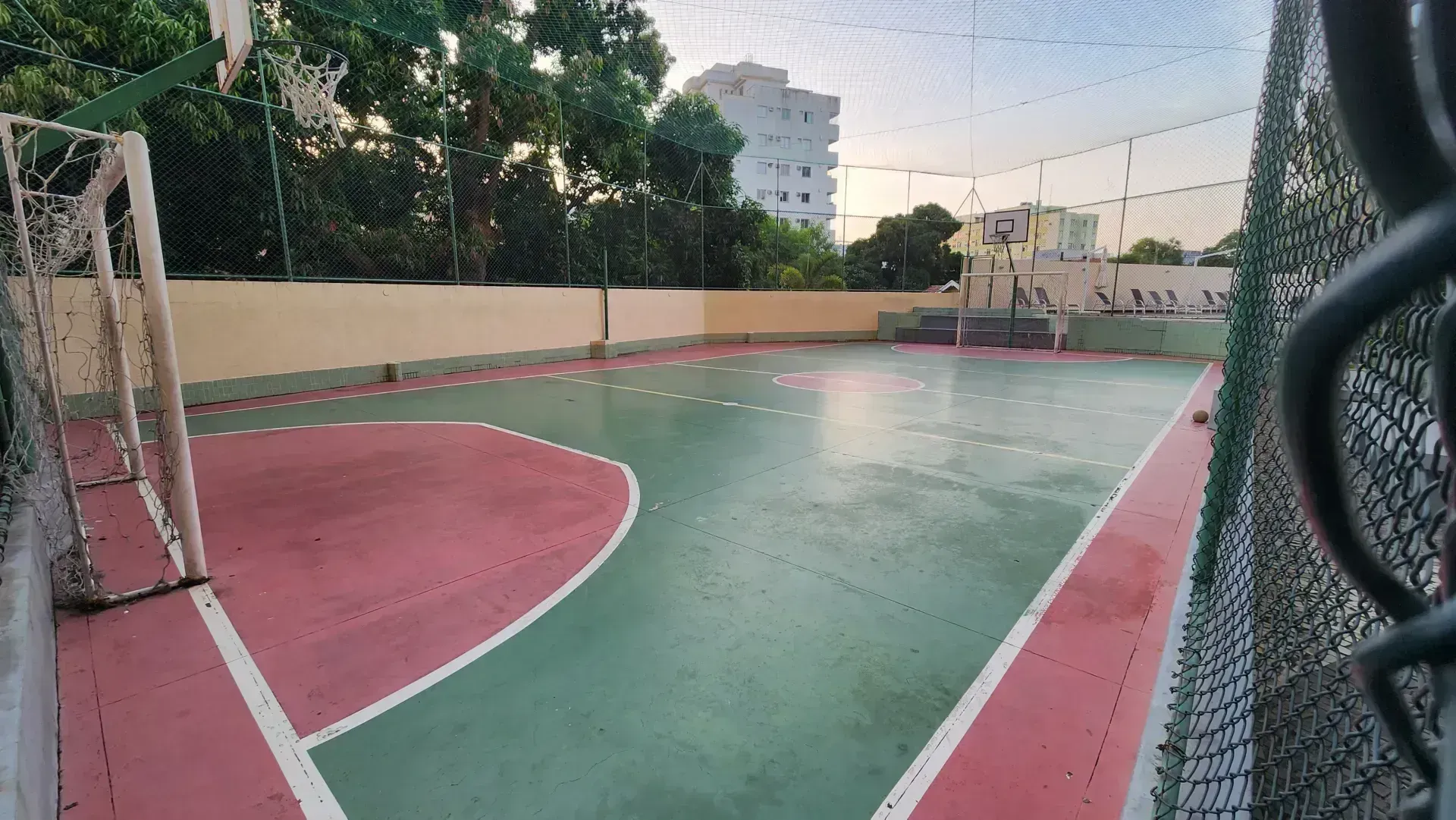 Apartamento de 2 quartos com cozinha fechada e jardim privativo — photo 21