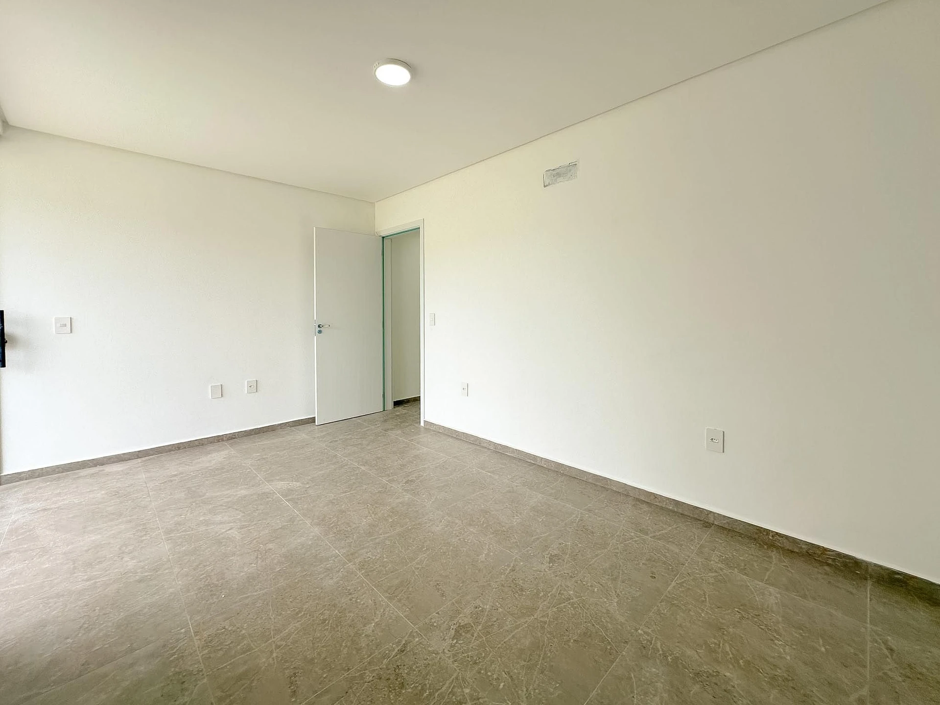 Floor-to-ceiling windows in a 3-bedroom house, 157 m² — photo 5