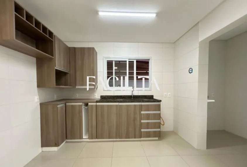 Casa com 3 quartos e cozinha americana com fogão — photo 2