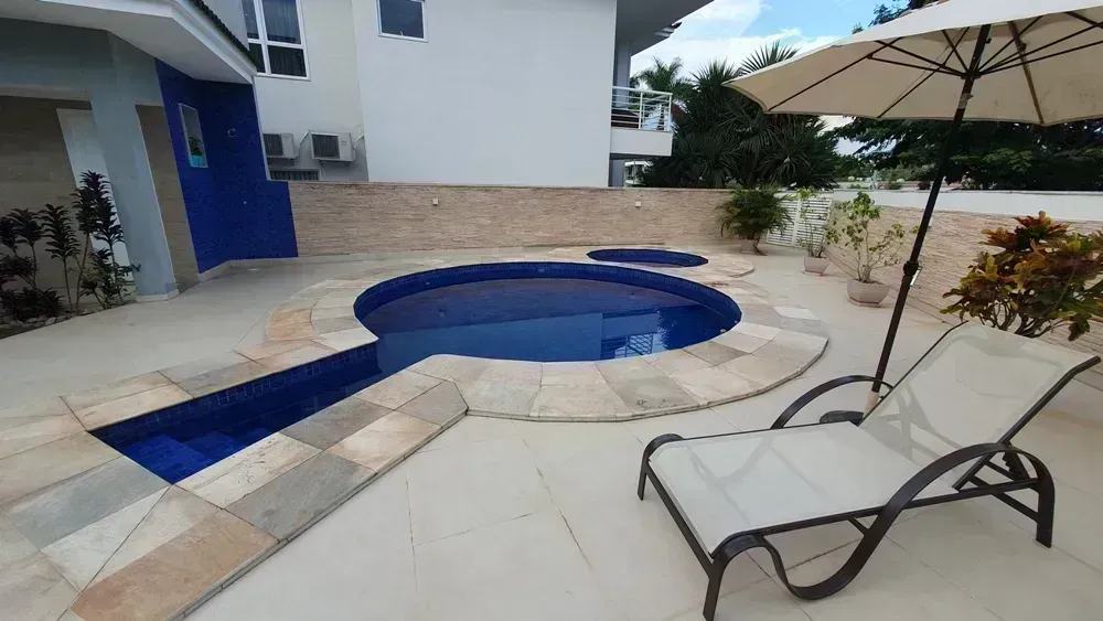 650 m² house with 6 en-suite bedrooms and 4 parking spots — photo 17