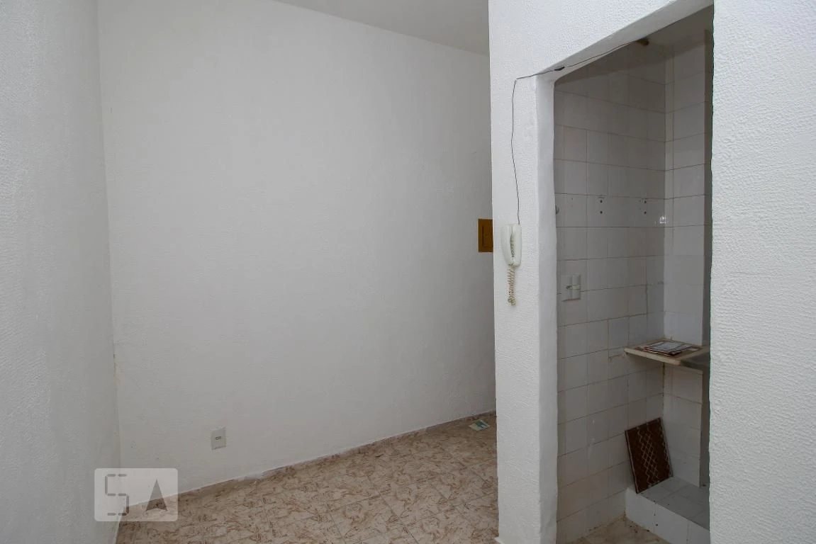 1-bedroom apartment with kitchenette and stove — photo 14
