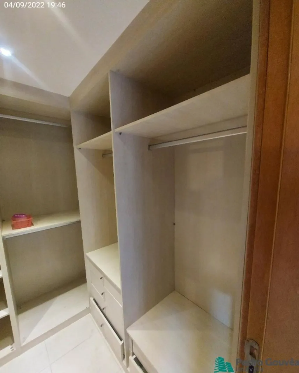 Apartamento residencial com cozinha fechada e coifa — photo 5