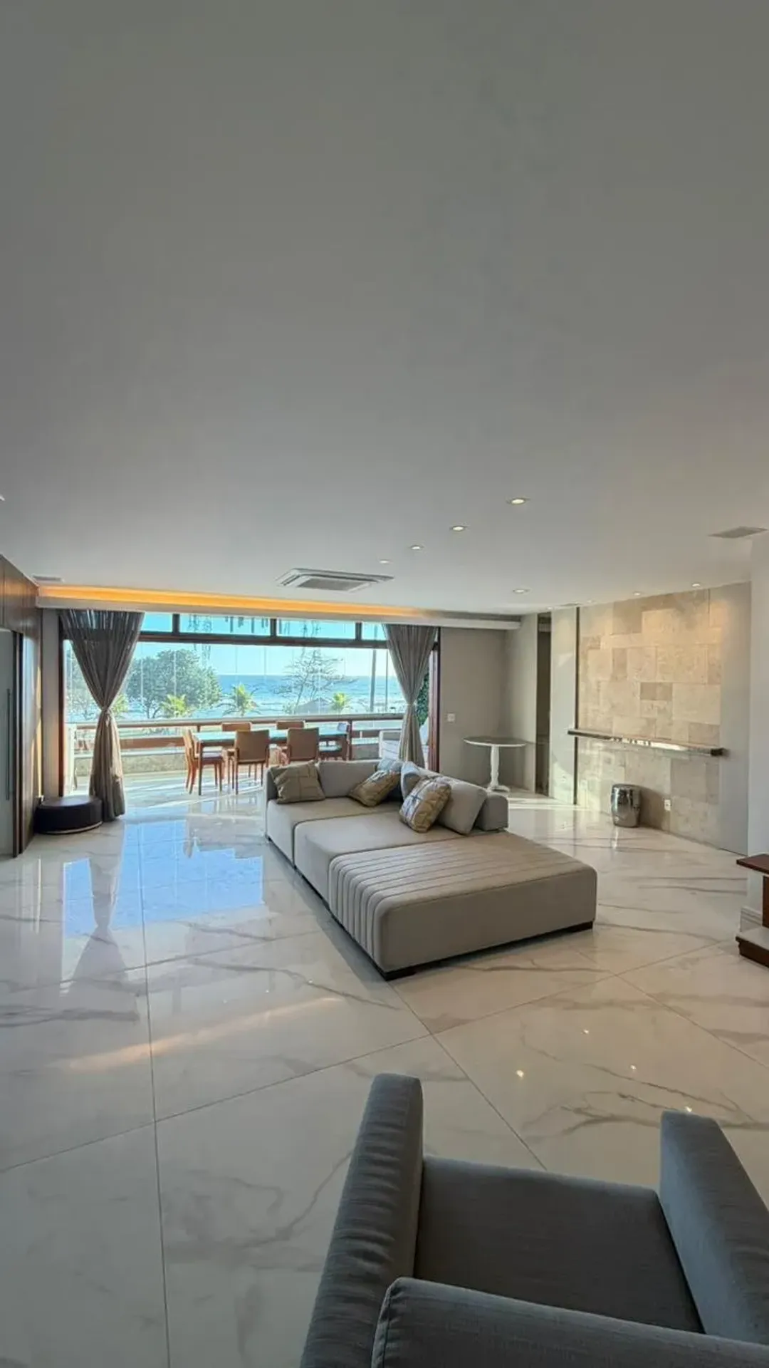 Furnished apartment, 250 m², with floor-to-ceiling windows