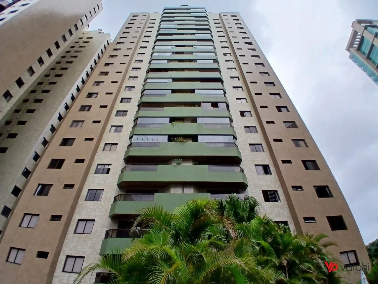 3-bedroom apartment with 4 bathrooms and 2 parking spots