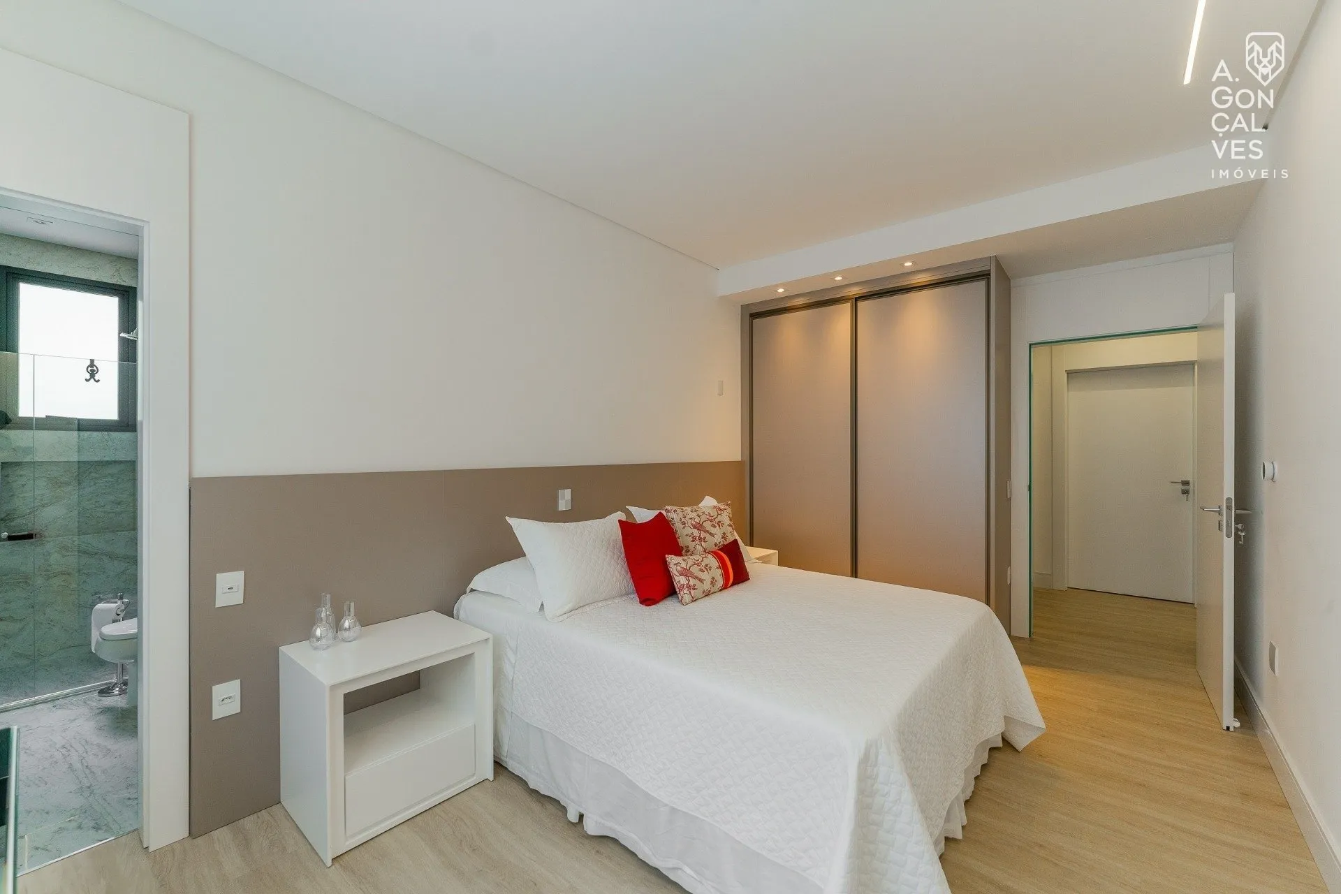 Furnished 223 m² apartment with 3 en-suites and 3 parking spots — photo 38