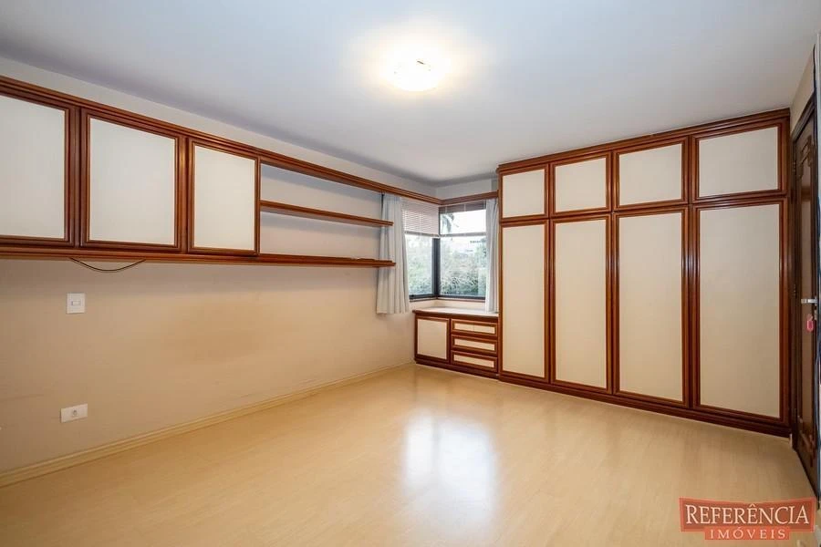 House, 550 m², with a walk-in closet — photo 3