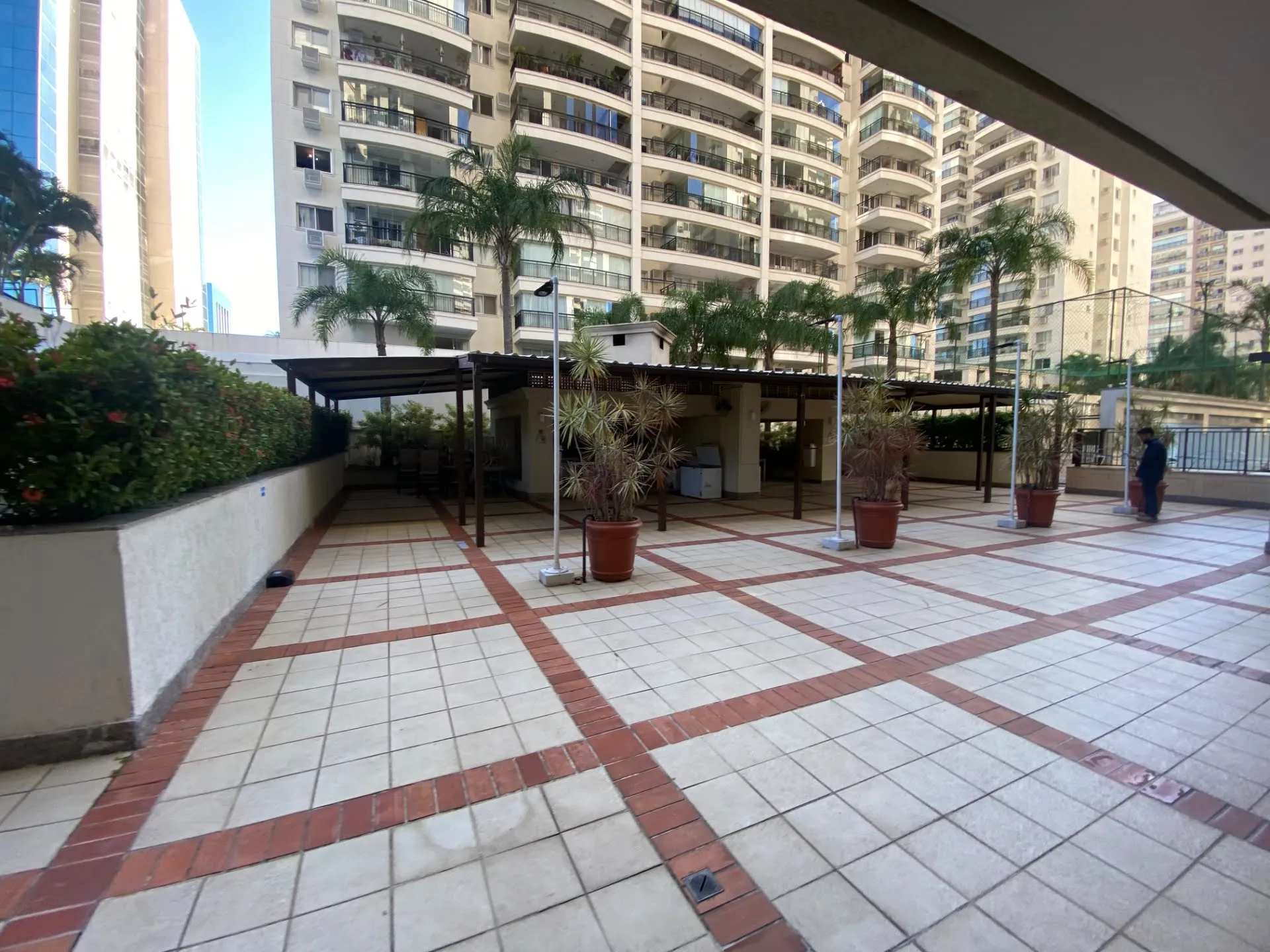 Furnished apartment with 3 bedrooms and 3 bathrooms — photo 25