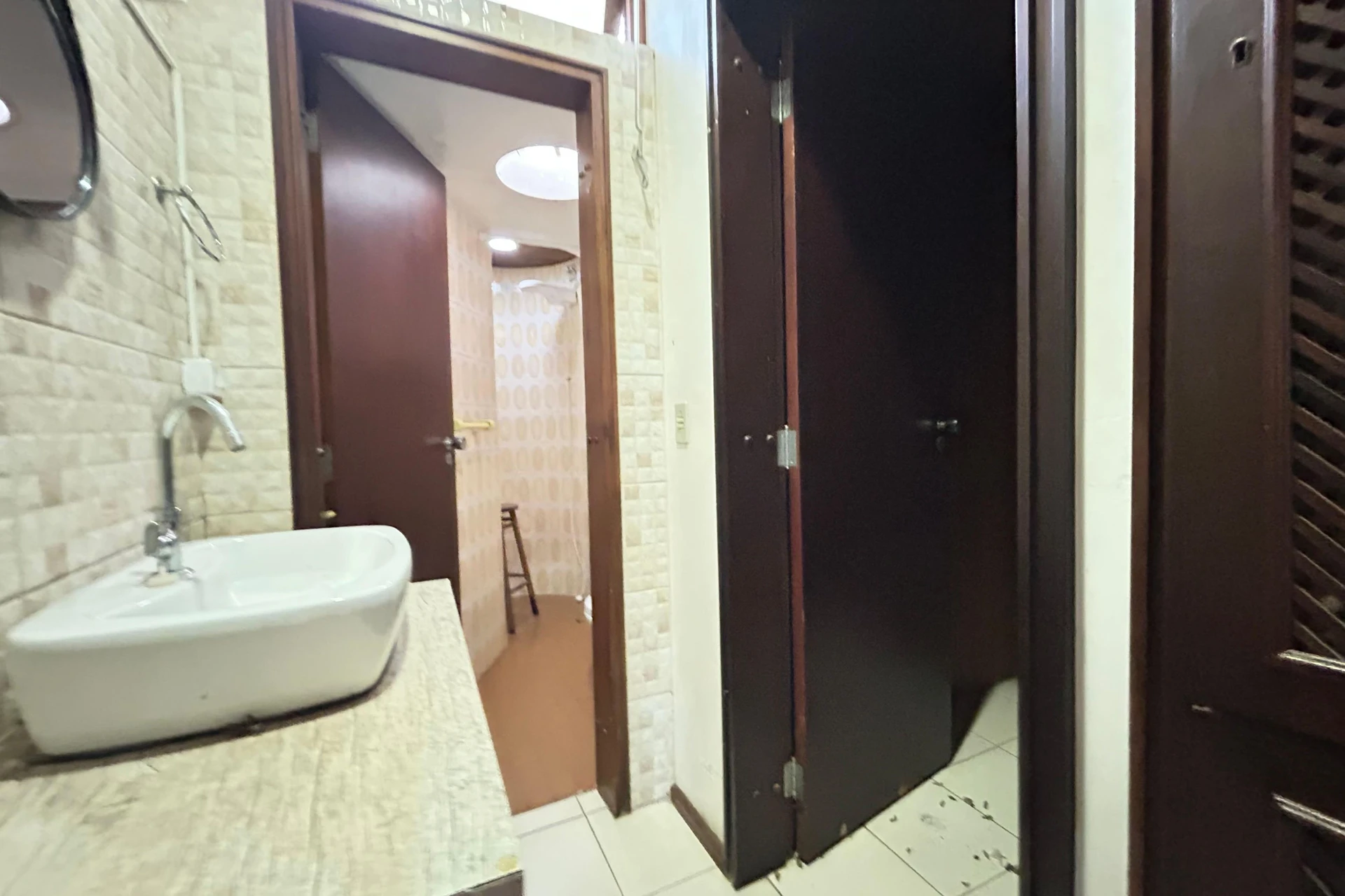 300 m² house with a jacuzzi and a bathtub — photo 40