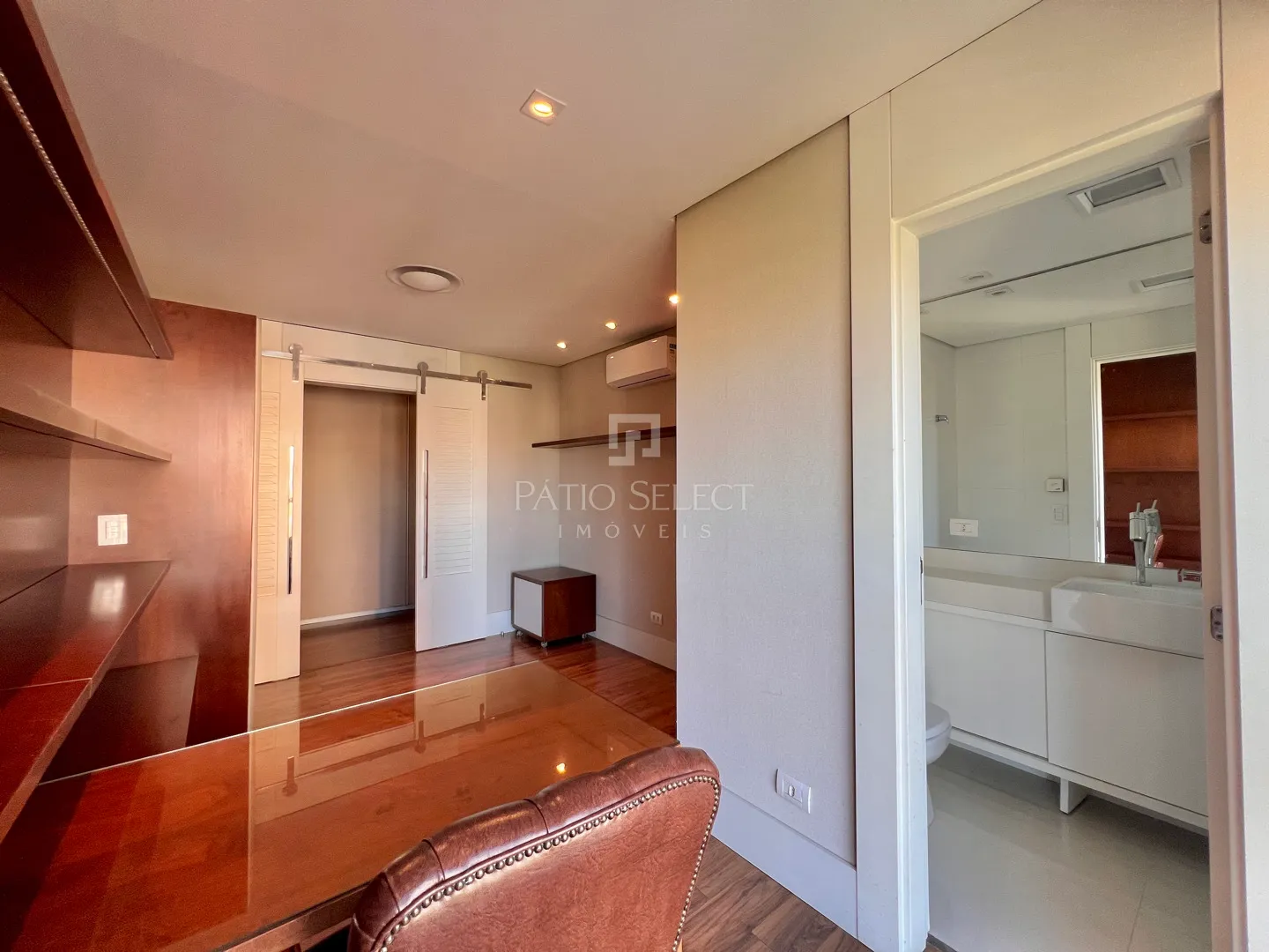 Гардеробная и 3 спальни: квартира 180 м² — photo 65