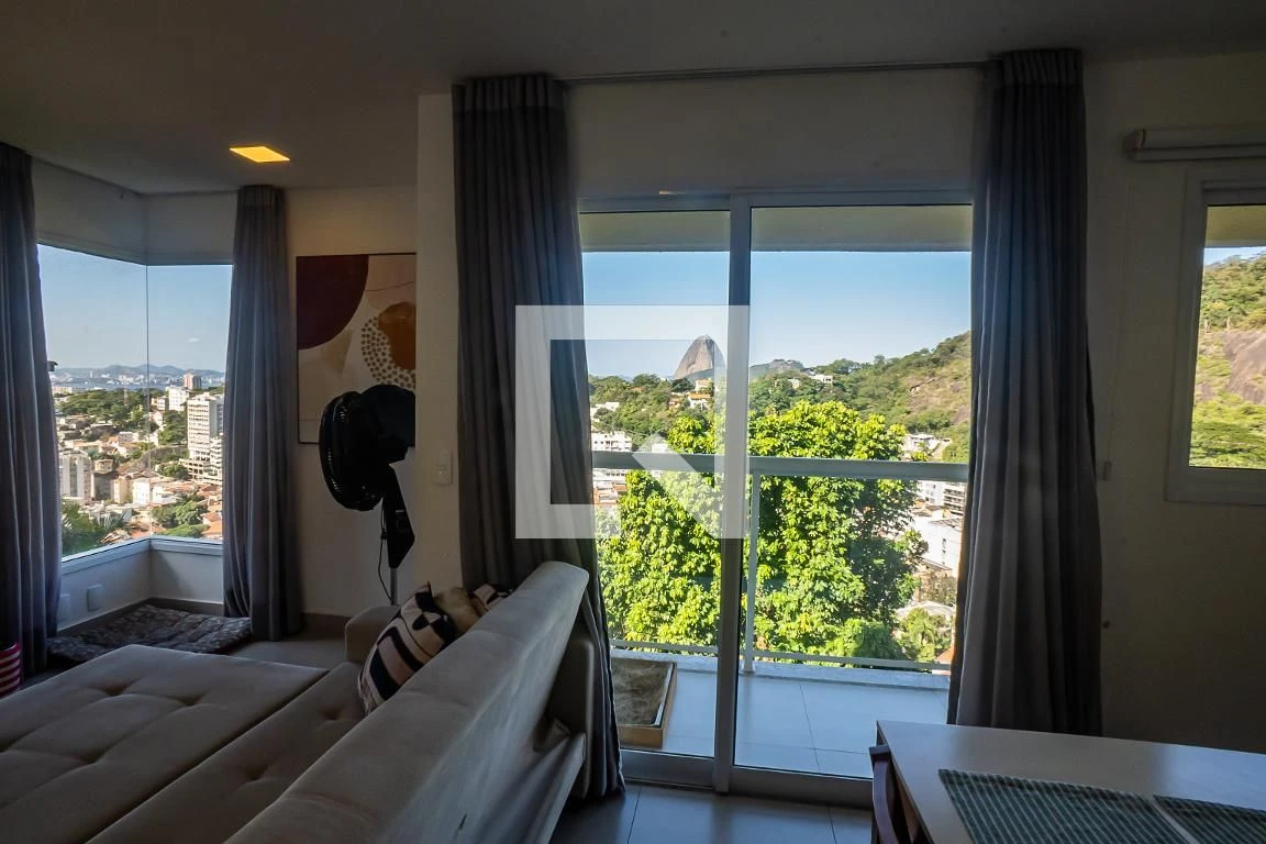 Casa mobiliada, 120 m², com janelas do piso ao teto