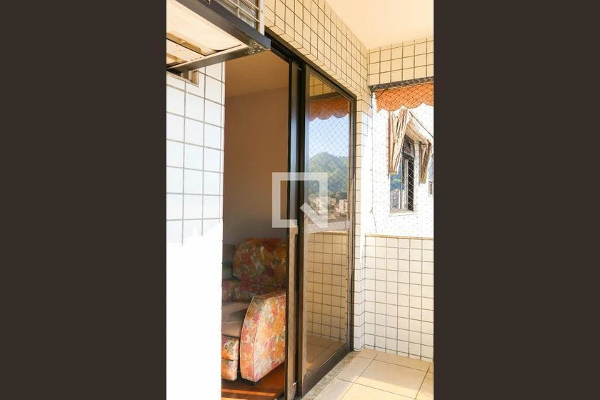 3-bedroom apartment with a suite and glass-enclosed showers — photo 4