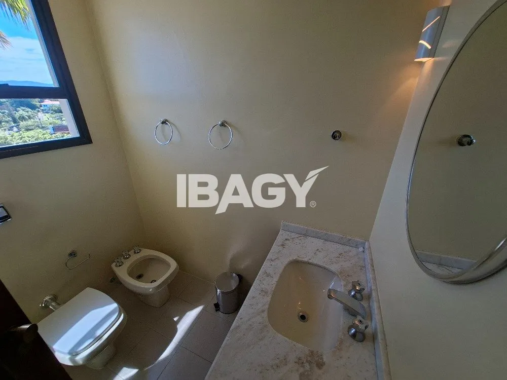 302 m² apartment with a water view and a bathtub — photo 12