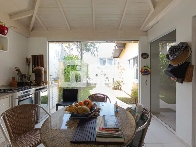 4-bedroom house with a garden — photo 2