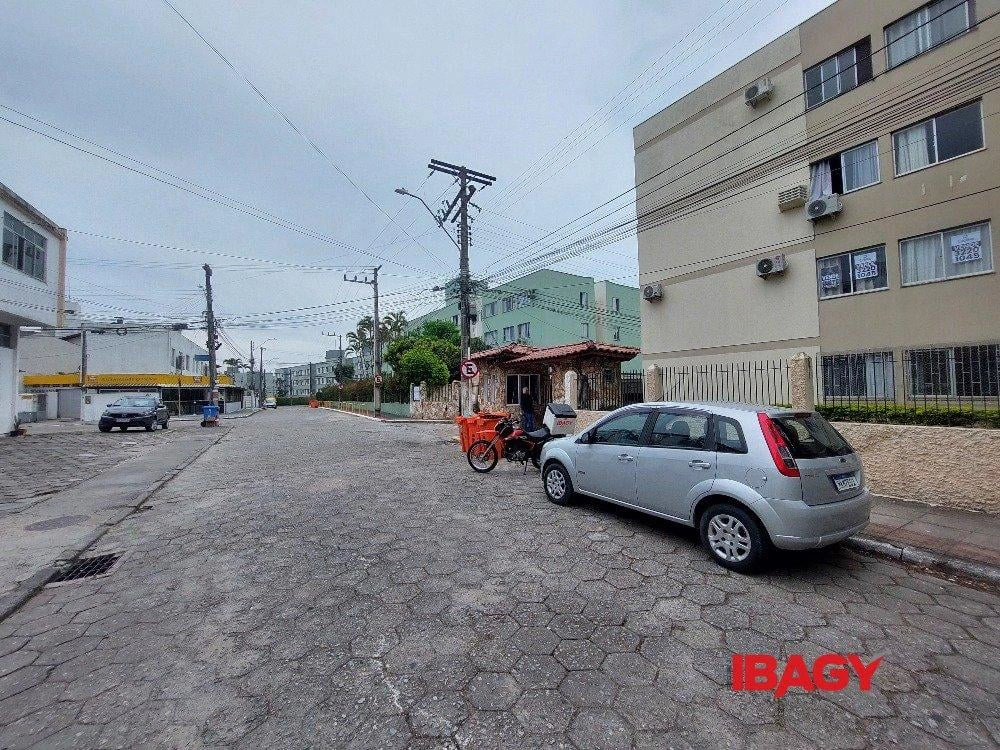 3-bedroom apartment with a washing machine — photo 25