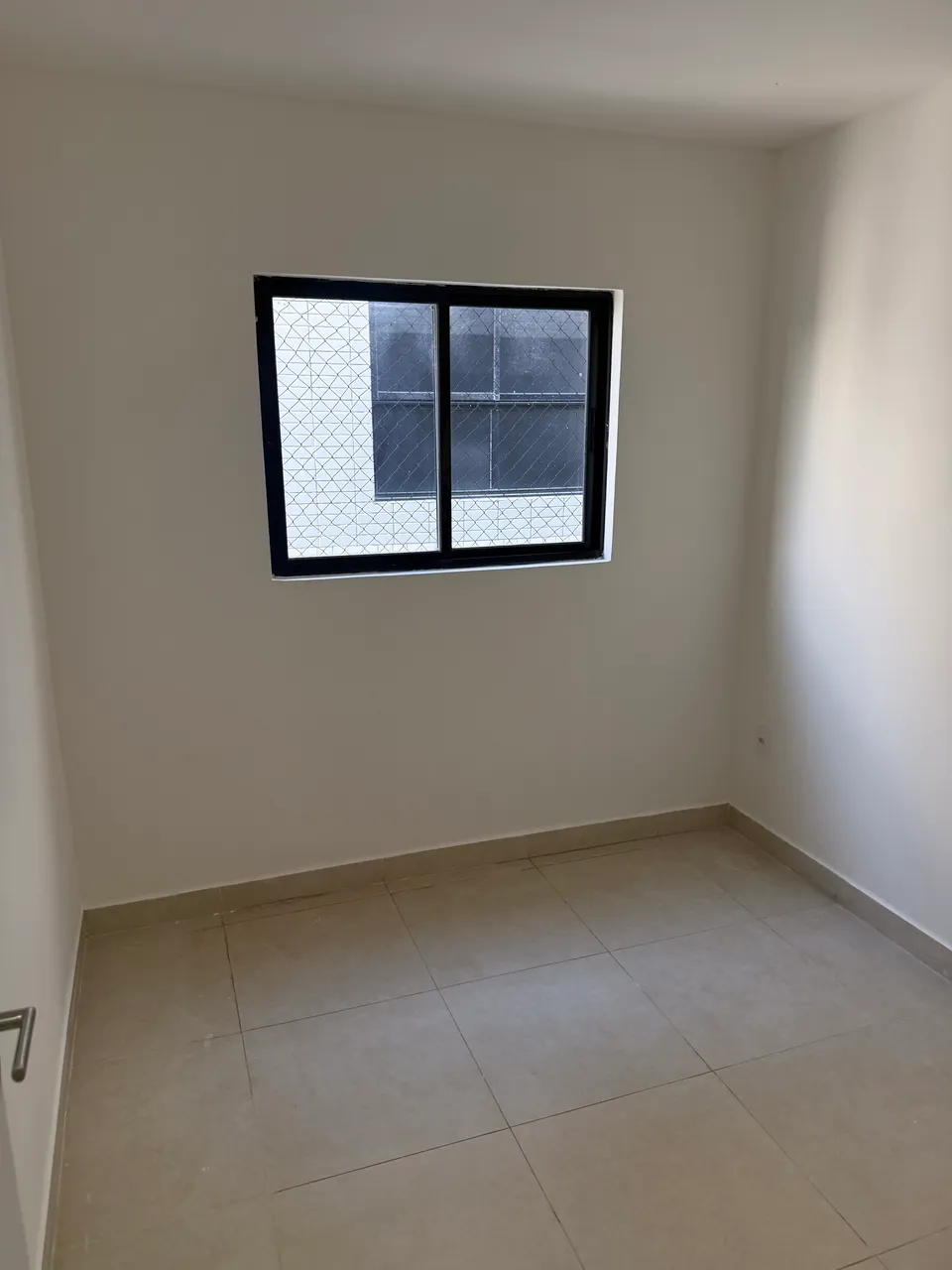 Balcony with a grill in a 2-bedroom apartment, 110 m² — photo 5