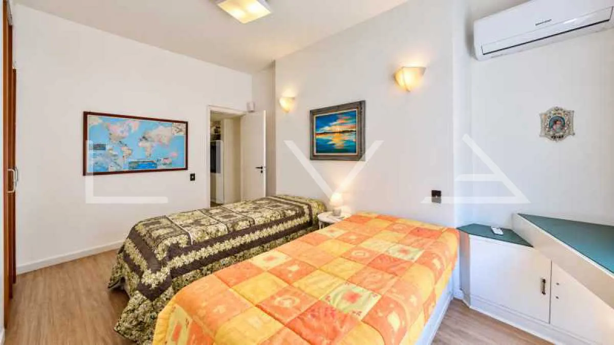 178 m² apartment with a bathtub and a water view — photo 11