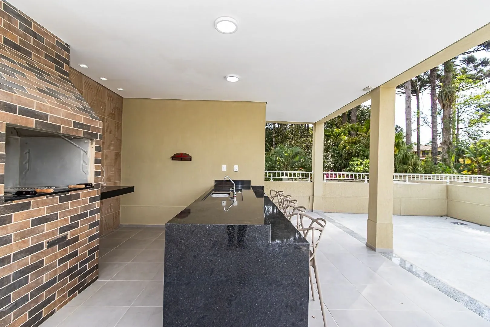 2-bedroom apartment with wood or laminate floors in Curitiba — photo 11