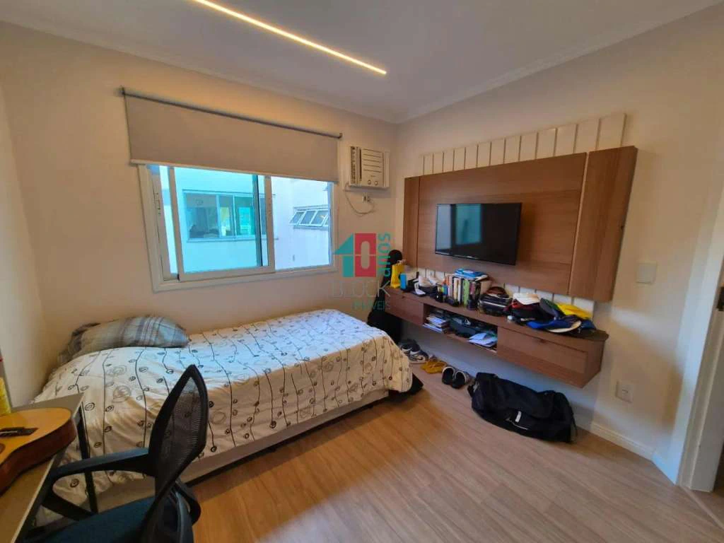 Furnished apartment, 470 m², with floor-to-ceiling windows — photo 17