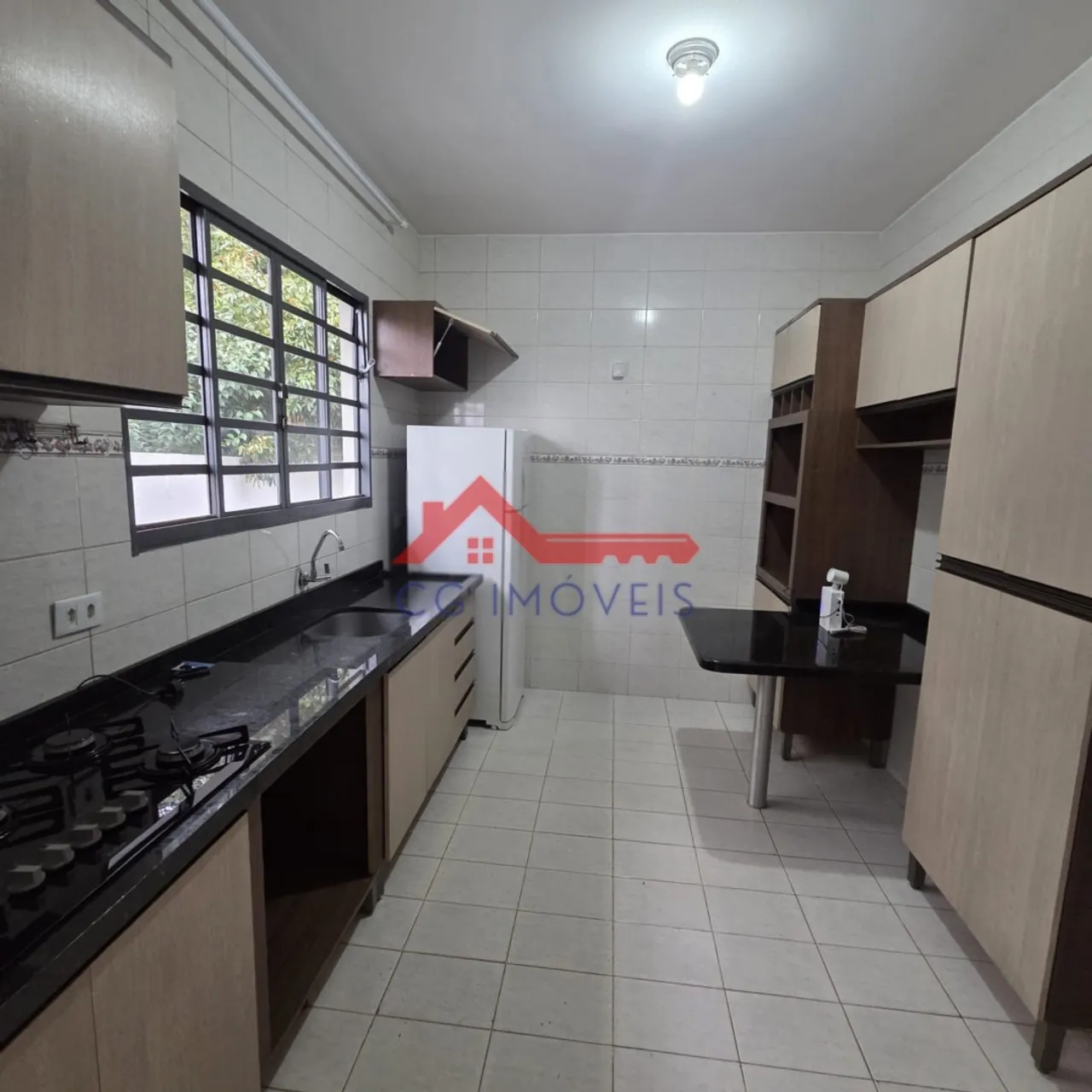Unfurnished house with 3 bedrooms and a glass shower
