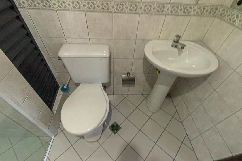 Unfurnished studio-style 1-bedroom with a balcony — photo 12