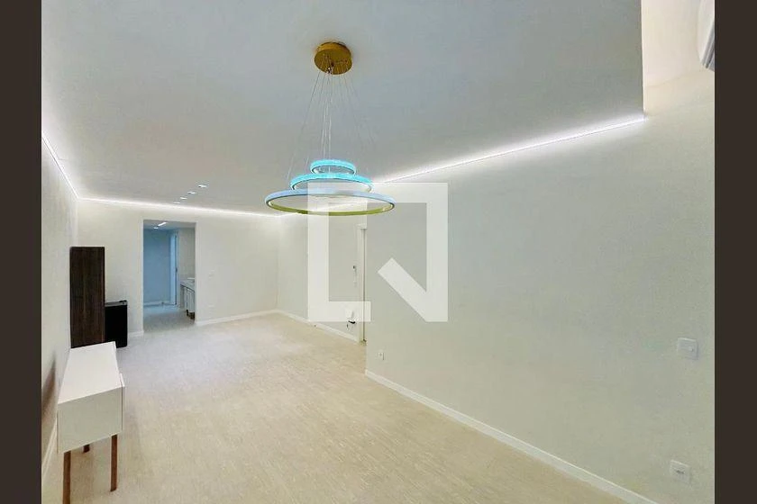 Walk-in closet in a 3-bedroom apartment, 120 m² — photo 9