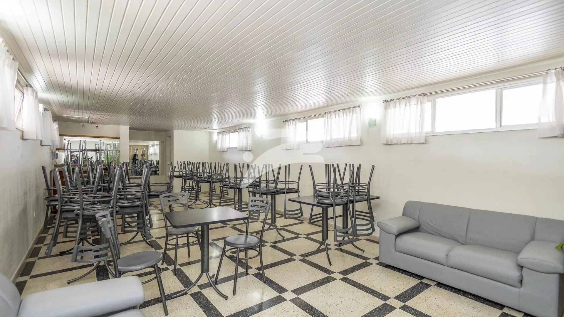 3-bedroom apartment with wood or laminate floors in Curitiba — photo 20