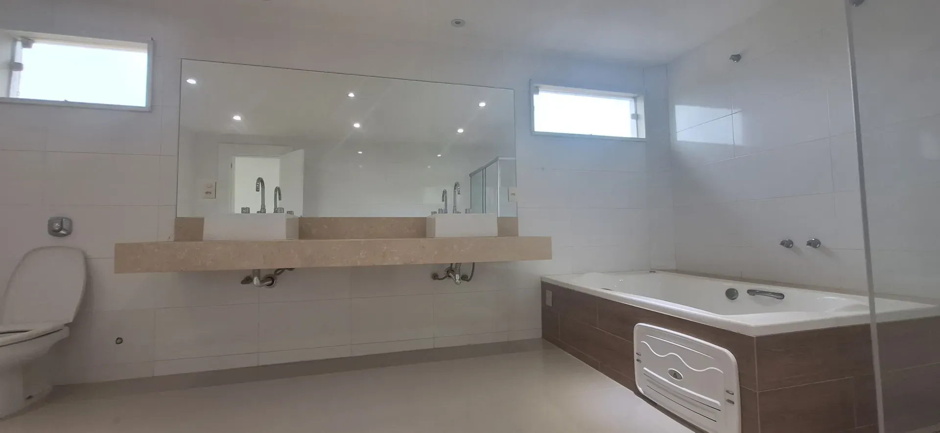 House with 900 m², 5 bedrooms and 4 parking spots — photo 27
