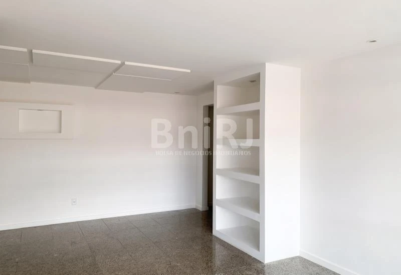 3-bedroom apartment in a building with a pool — photo 30