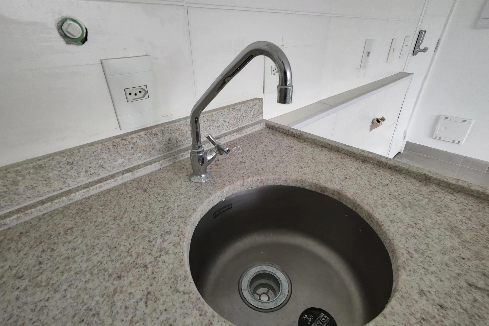 1-bedroom apartment with an open-plan kitchen and parking — photo 11