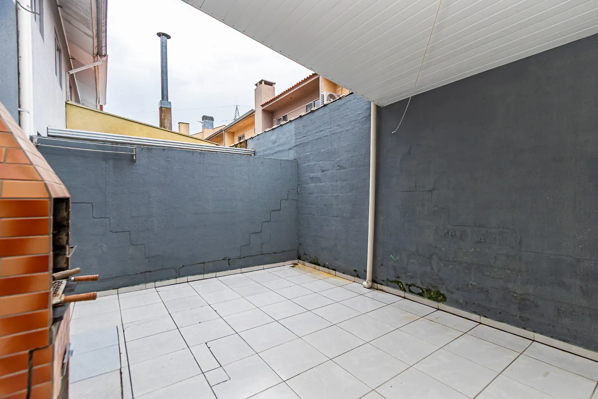 3-bedroom house with a grill on the balcony — photo 10