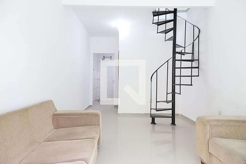 Casa triplex com varanda, 2 suítes e 107 m²