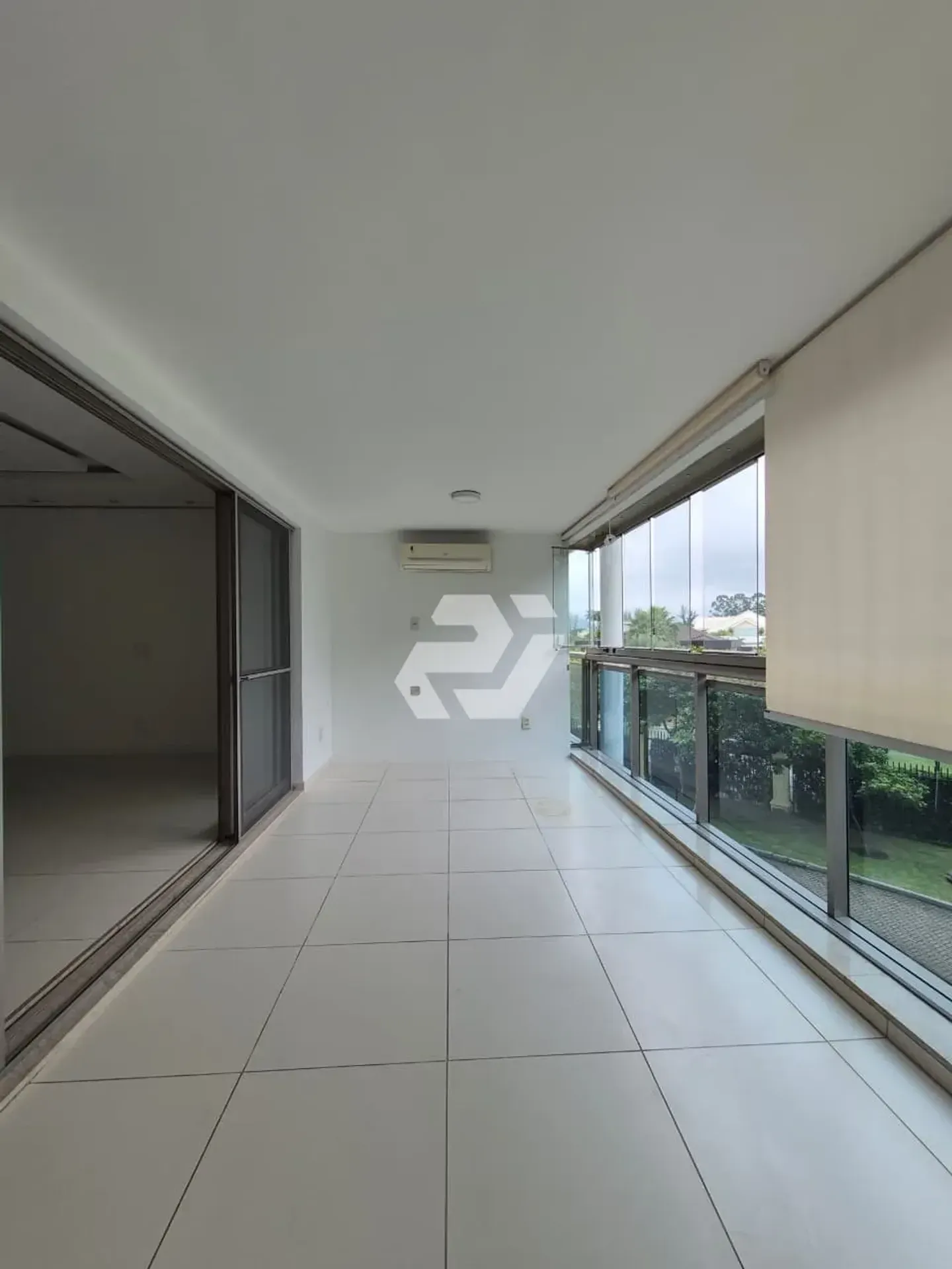4-bedroom apartment with an enclosed glass balcony — photo 9