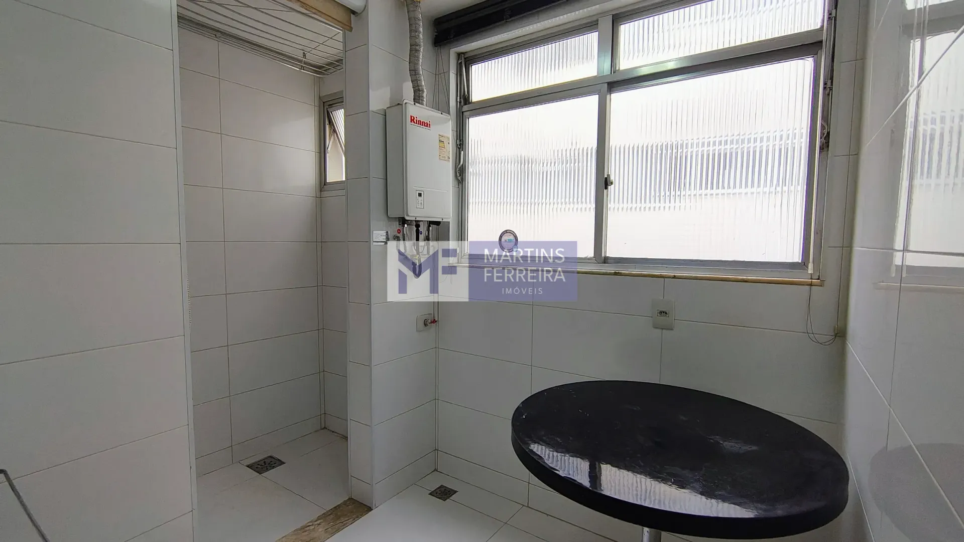 Glass-enclosed balcony in a 3-bedroom apartment, 115 m² — photo 21