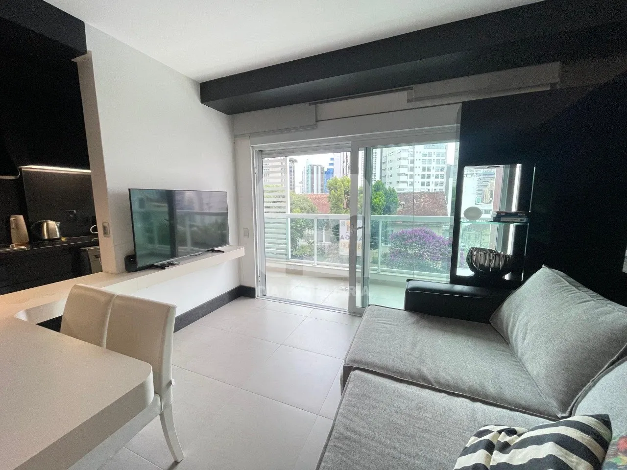 Furnished 70 m² studio with integrated open-plan kitchen