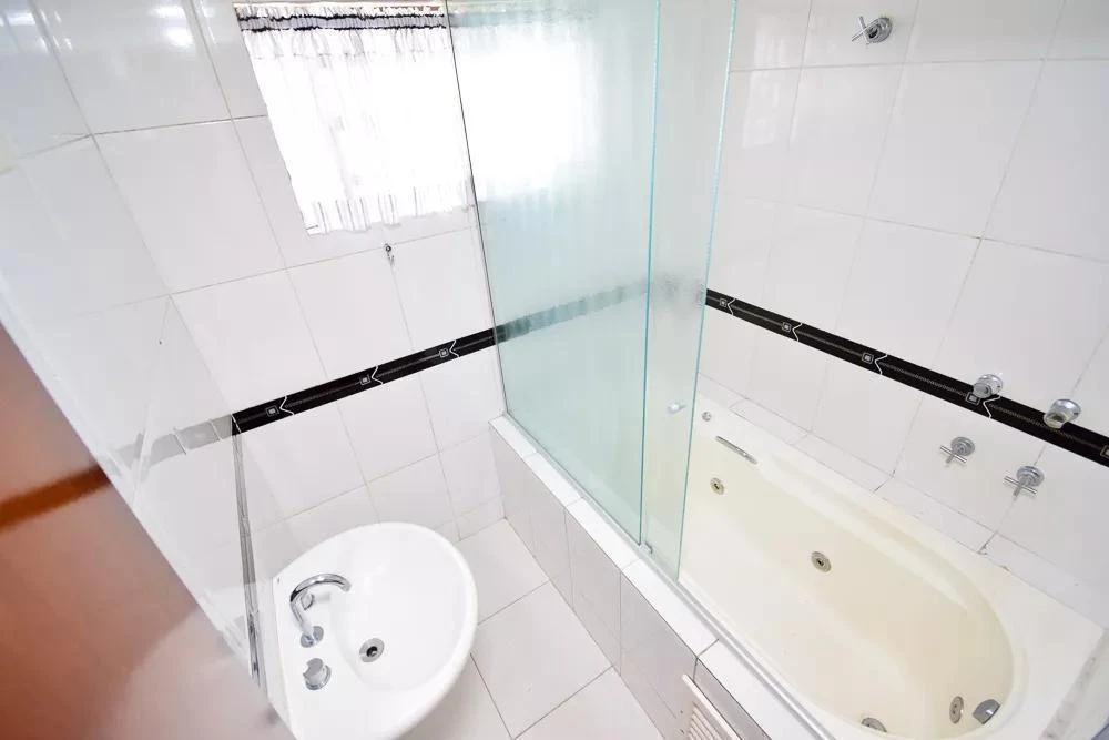 3-bedroom apartment with a bathtub in Curitiba — photo 21