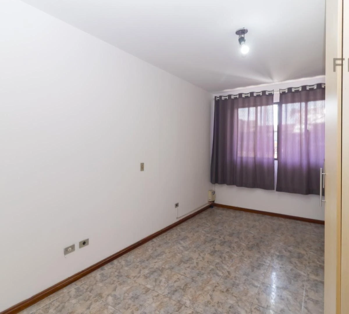 4-bedroom house with a bathtub in Curitiba — photo 22