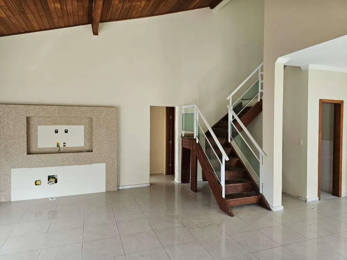 House with 5 bedrooms and 5 bathrooms in a modern style — photo 8