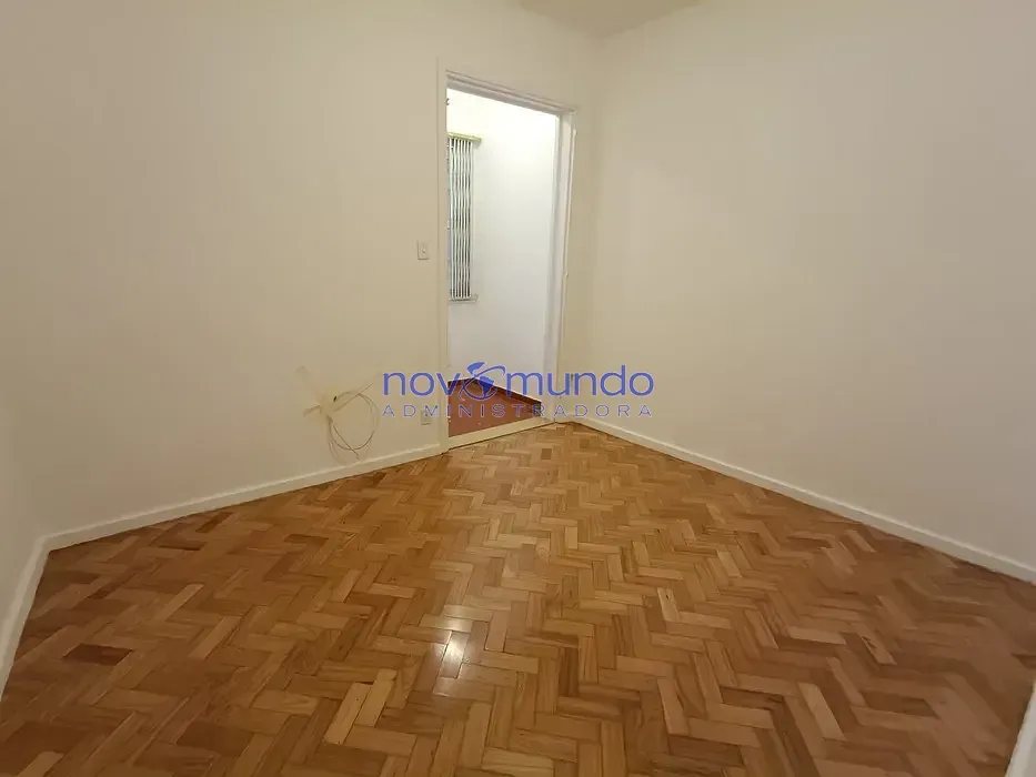 Apartamento de 3 quartos com piso de madeira ou laminado — photo 17