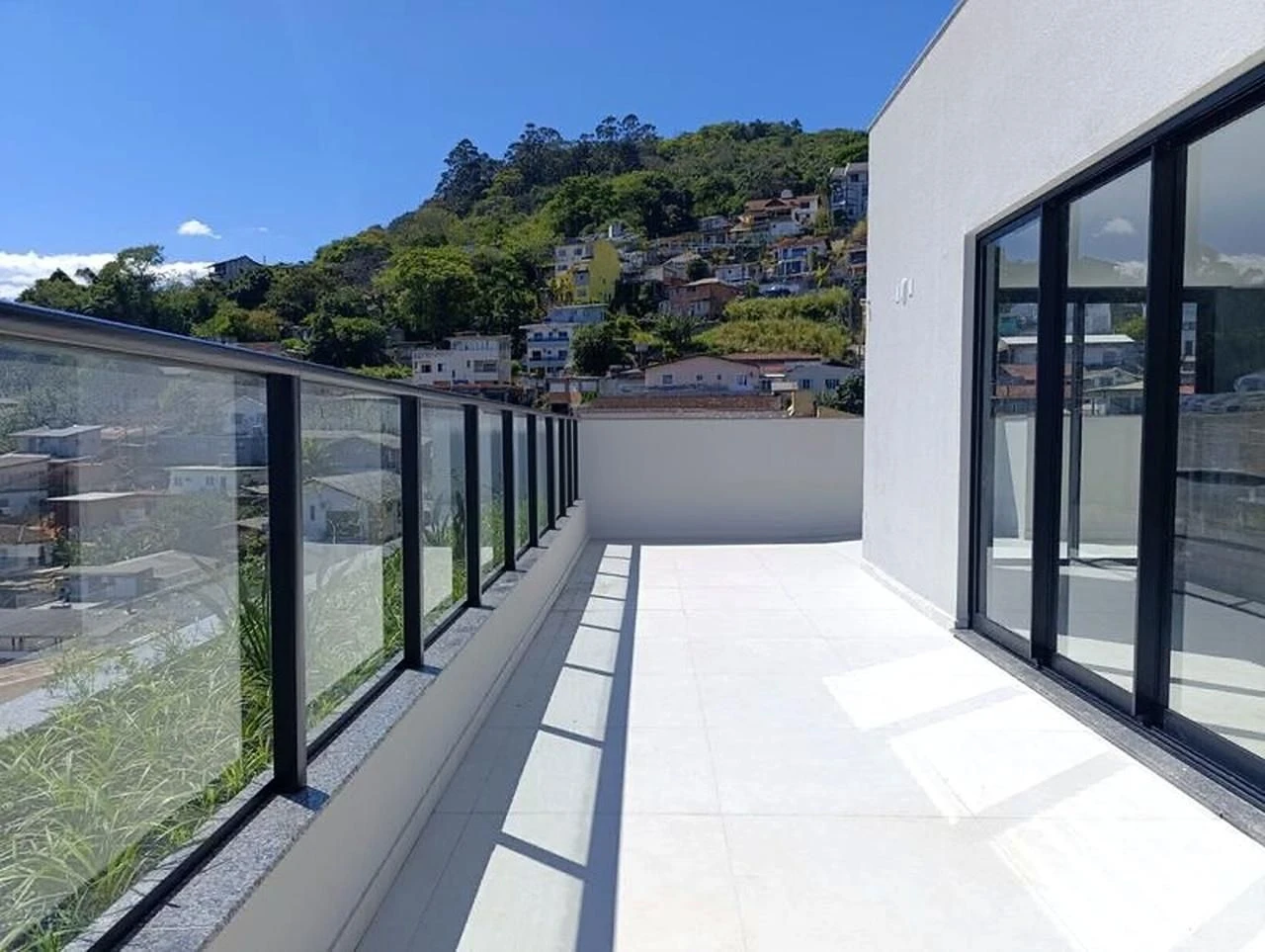 Apartamento com 1 dormitório e cozinha compacta com forno — photo 10