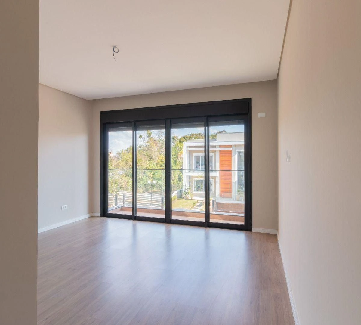 Modern house with 4 en-suite bedrooms and 6 parking spots — photo 50
