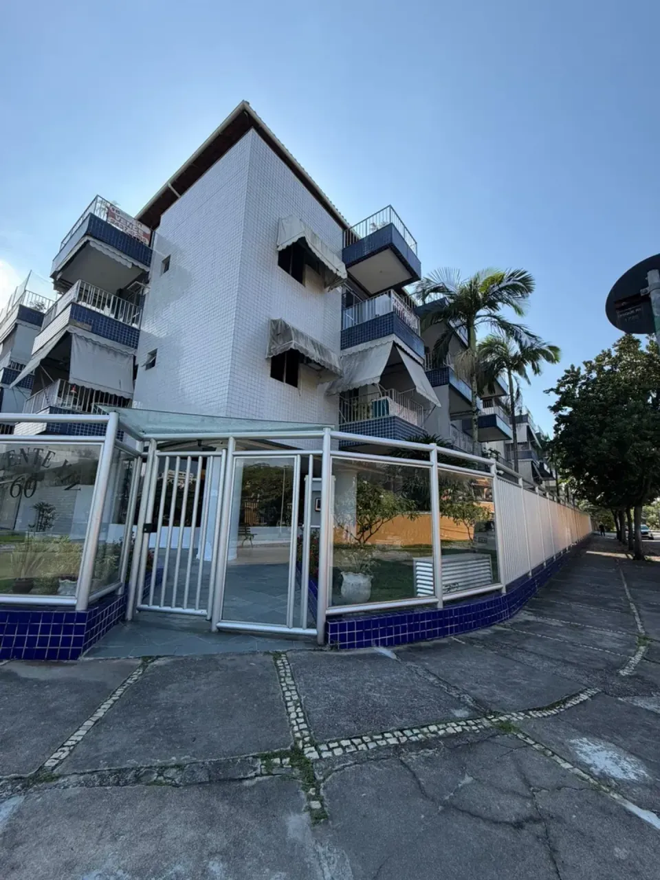 3-bedroom apartment with 2 bathrooms and glass shower — photo 17