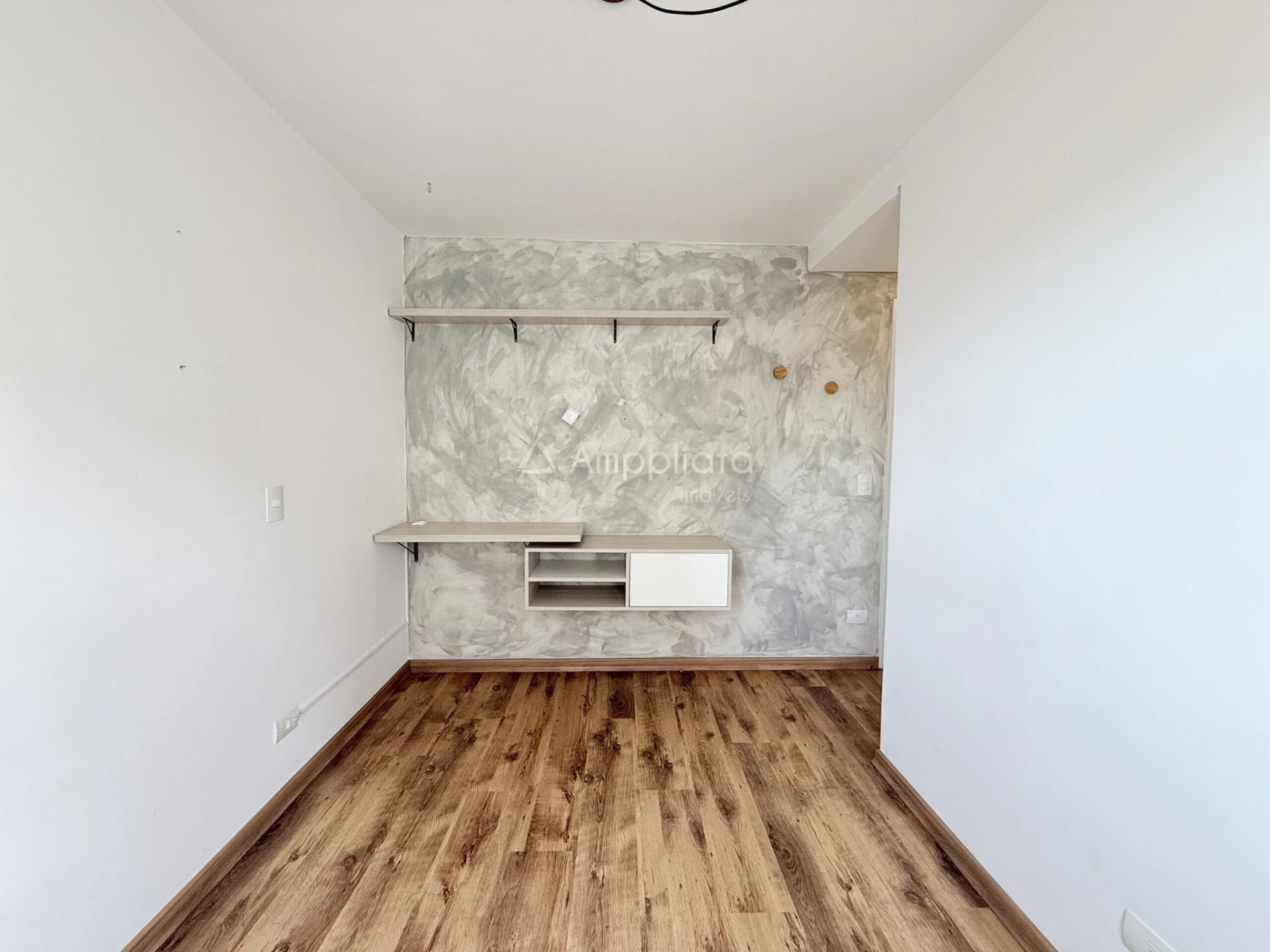 Glass-enclosed balcony in a 3-bedroom apartment, 78 m² — photo 7