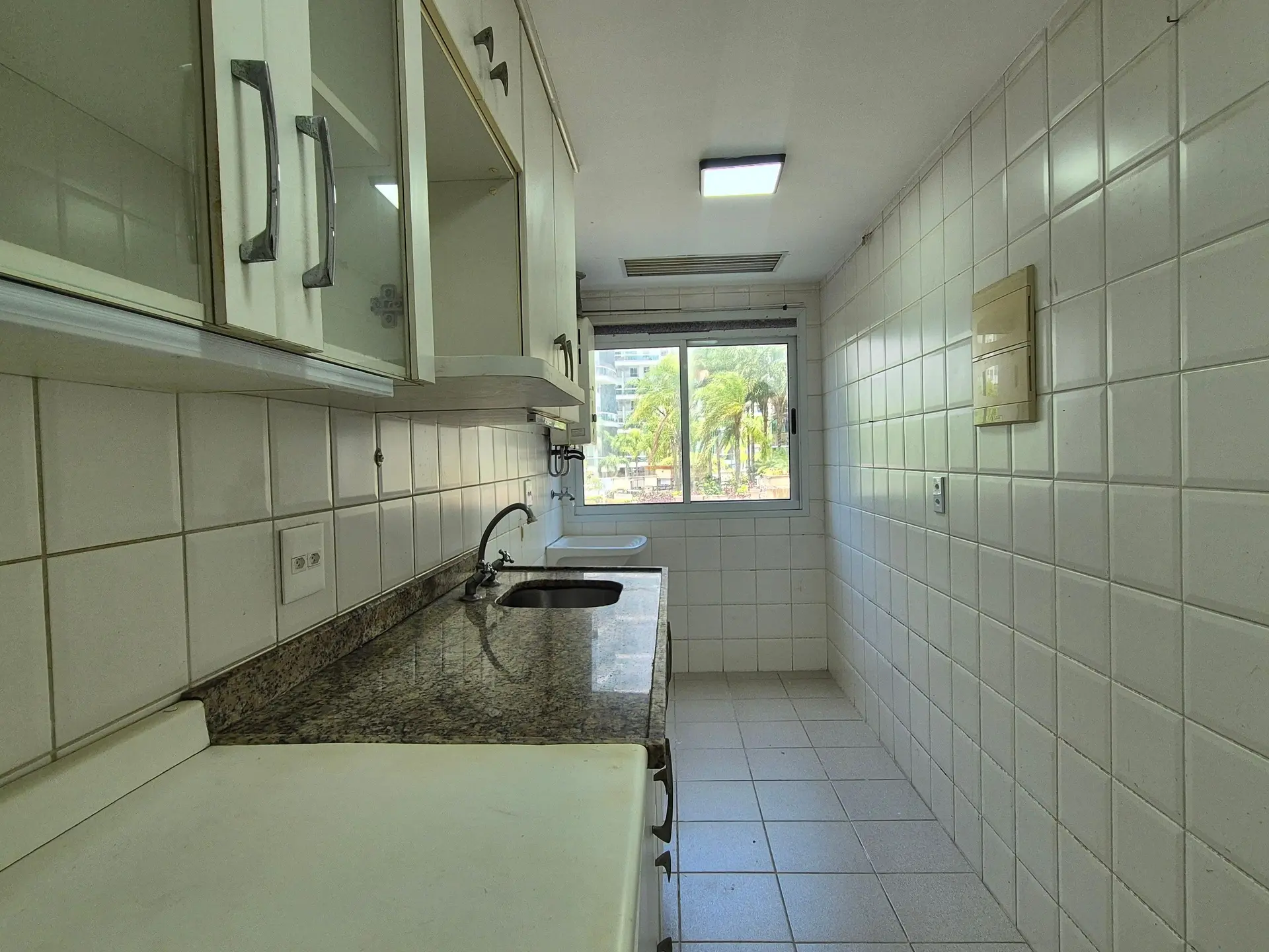4-bedroom apartment in a building with a gym — photo 19