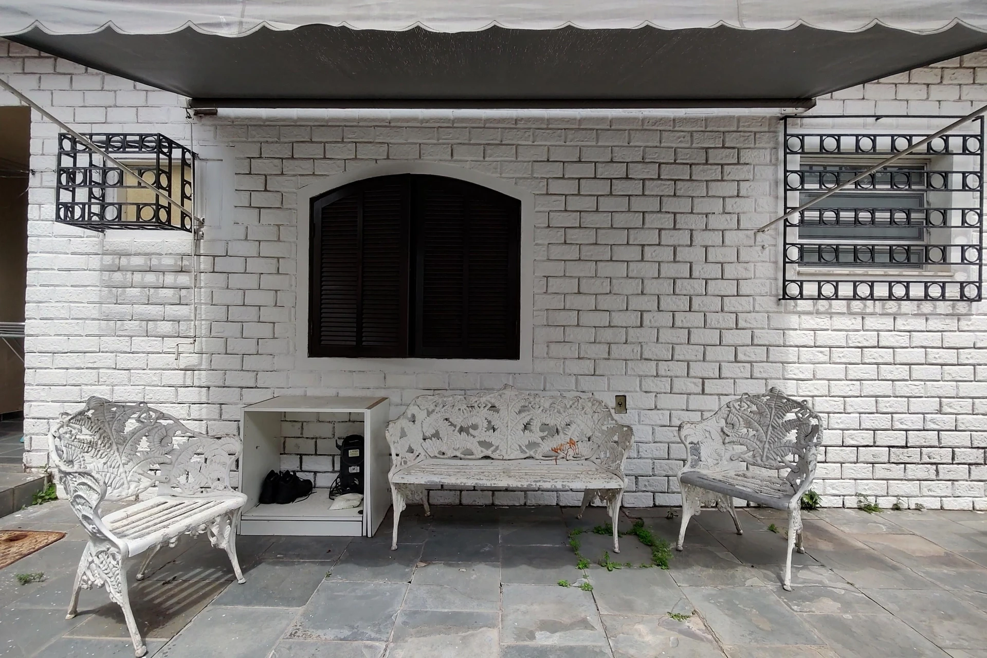 House with 3 bedrooms and a private backyard — photo 39