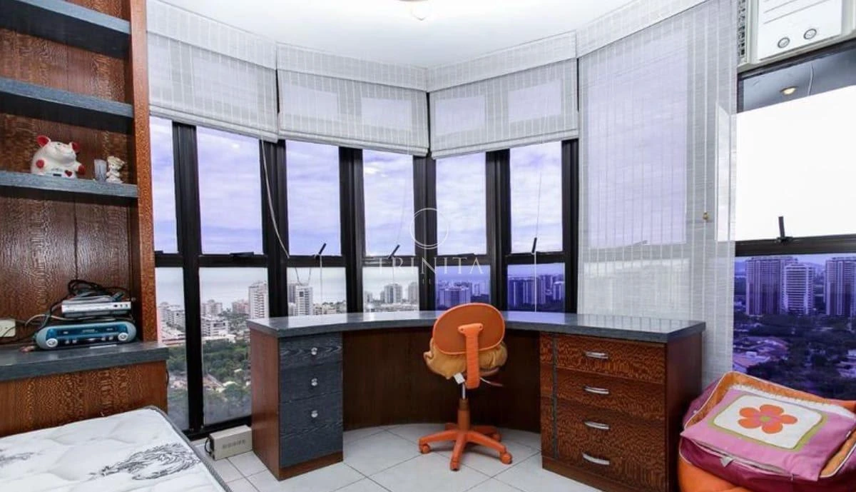 Duplex penthouse with 3 en-suite bedrooms and glass balcony — photo 43