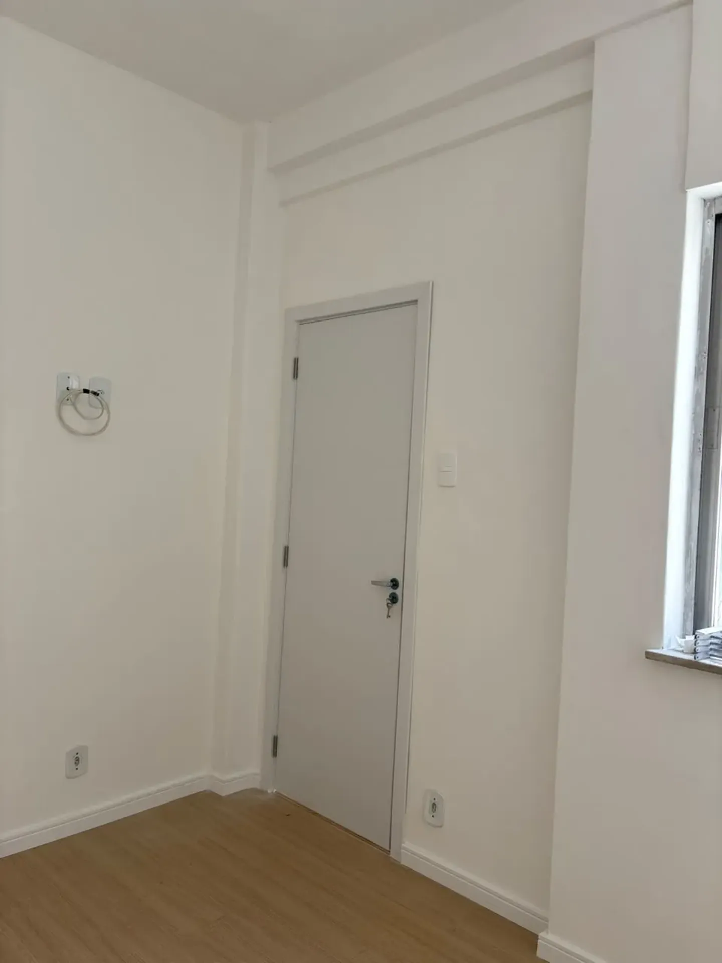 Wood or laminate floors in a one-bedroom apartment, 37 m² — photo 36