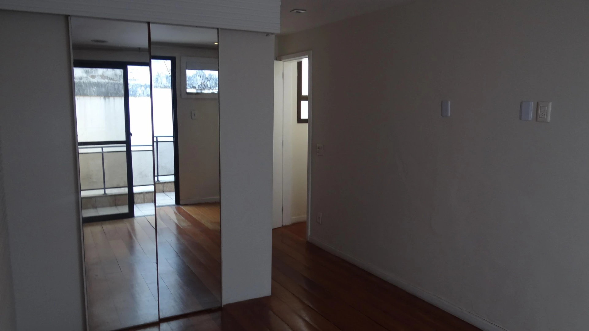 Apartamento sin amueblar con 3 dormitorios y balcón — photo 54
