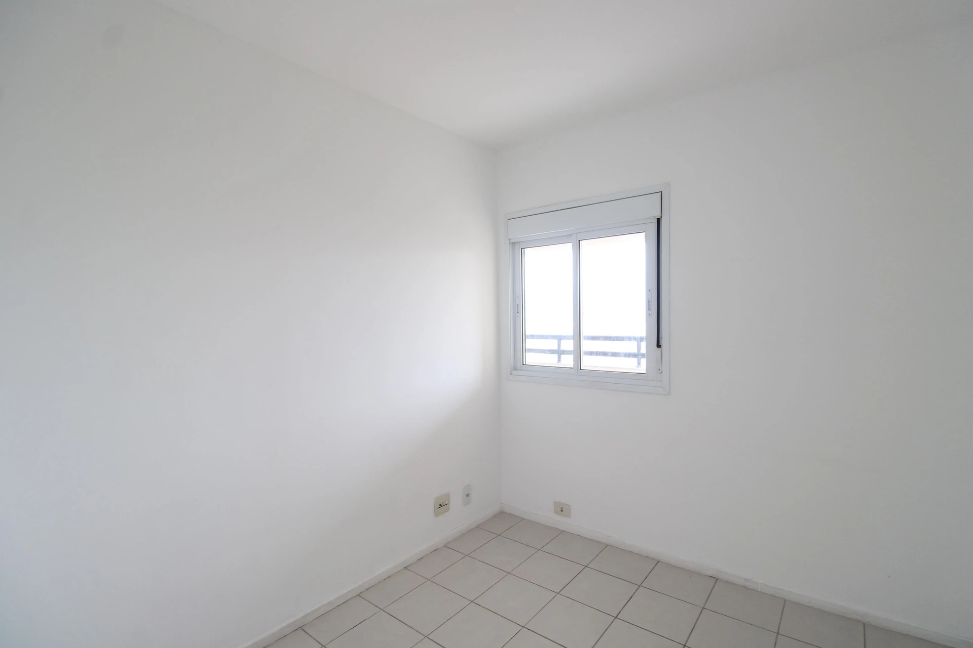 Balcony with a grill in a 3-bedroom apartment, 74 m² — photo 5