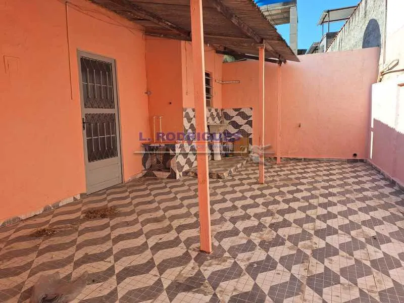 House with no parking space and a compact kitchenette
